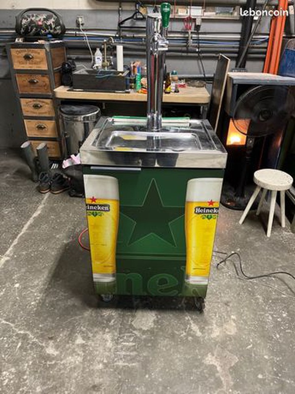 Mobile bar with cooler Mobile bar with cooler