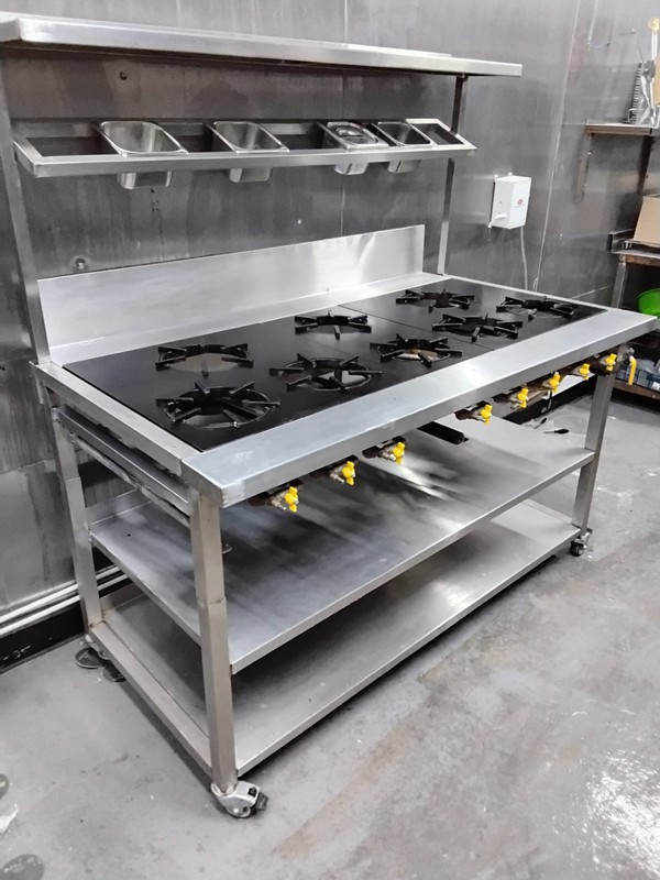 Gas hob on stand with wheels and spice holder