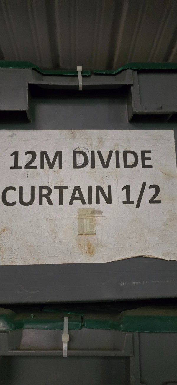 12m Divide Curtain 1/2