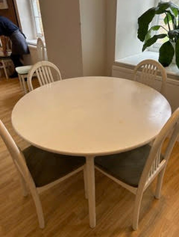 Secondhand 12x Round Tables And 80x White Chairs