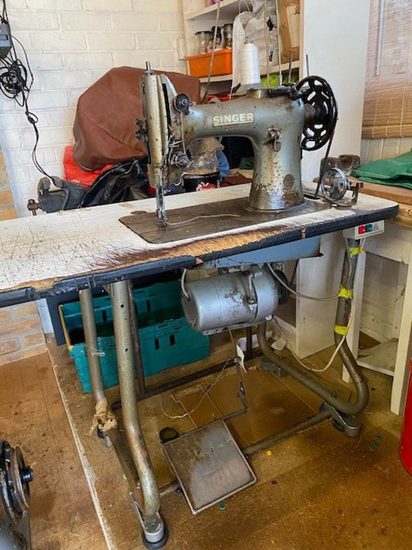 used Singer Sewing Machine 132k6