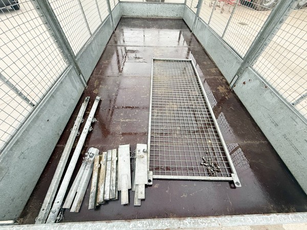 Mesh side LM187 trailer with three axles