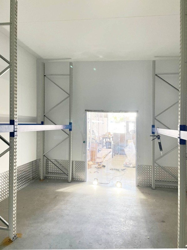 Cold room with pallet racking