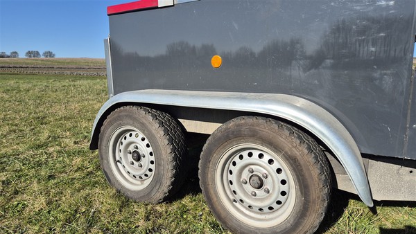 Twin wheel pizza trailer