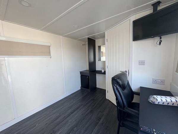 3 cubicle trailer with toilets