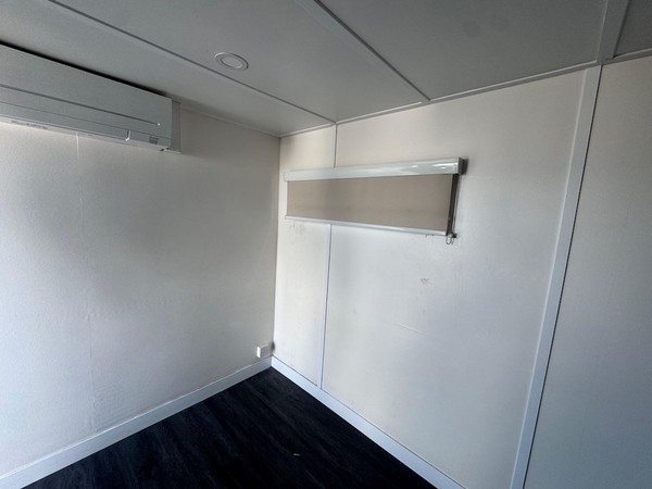 3 cubicle on site trailer with toilets