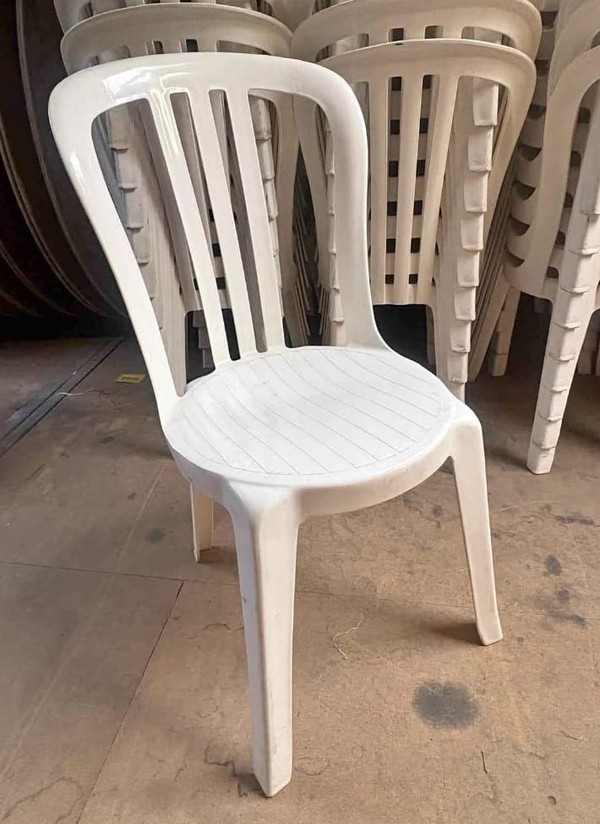 100x White Plastic Bistro Chairs For Sale