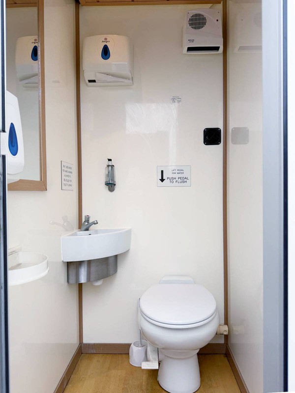 Toilet trailer cubicle
