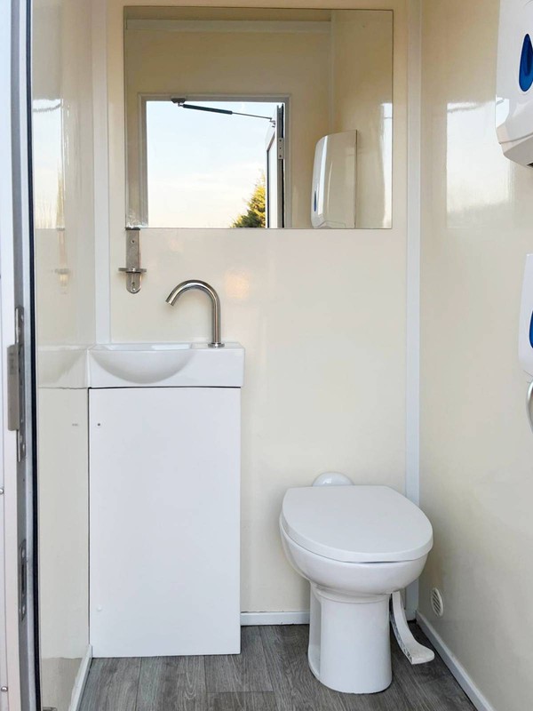 Toilet cubicle with fresh water flush
