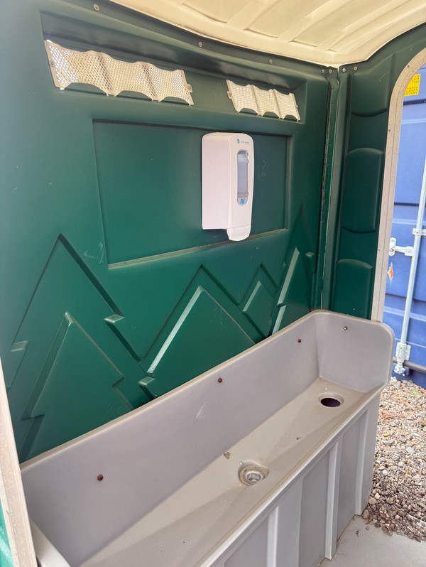 2x Walk-Through Urinal Pods