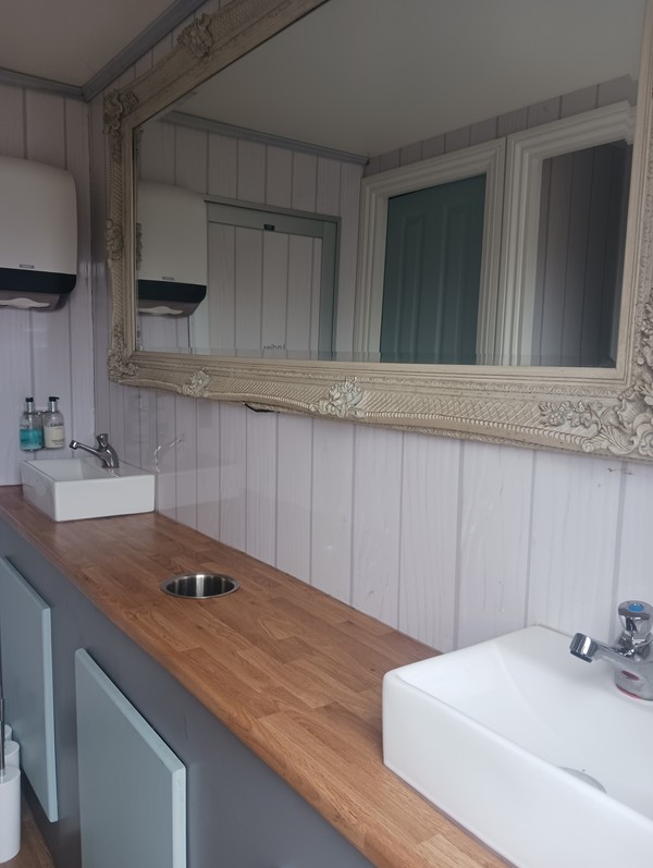 Secondhand 3 + 1 Luxury Toilet Trailer