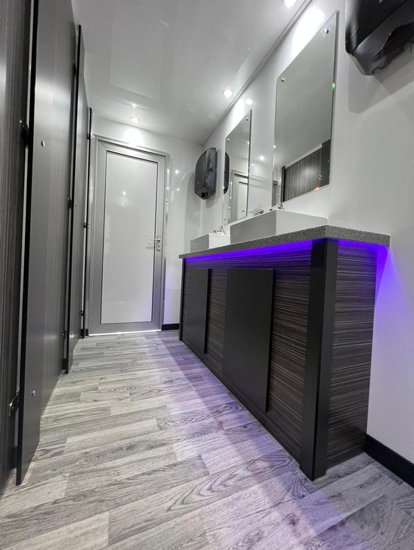 Secondhand 3+1 Luxury Toilet Trailer