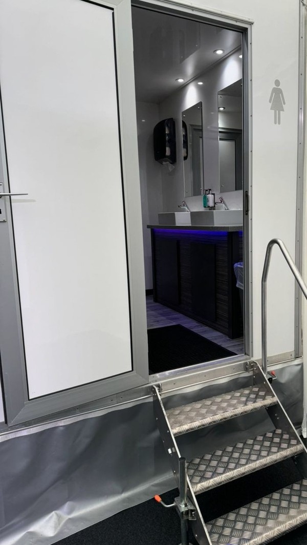 Secondhand 3+1 Luxury Toilet Trailer For Sale