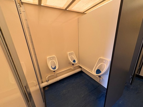 4+2 Luxury Toilet Trailer Urinals