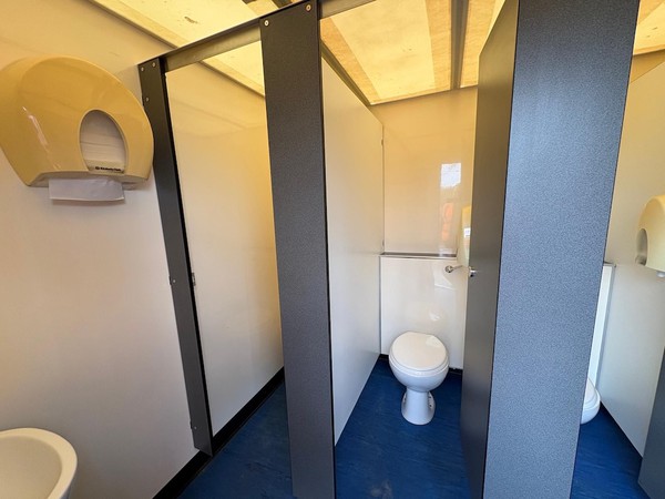 Used 4+2 Luxury Toilet Trailer