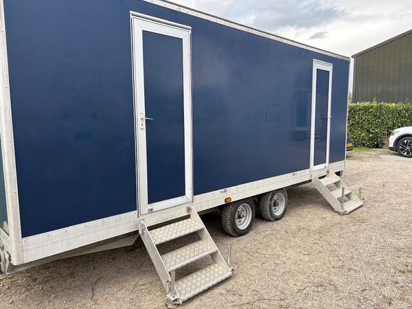 Blue 4+2 Luxury Toilet Trailer