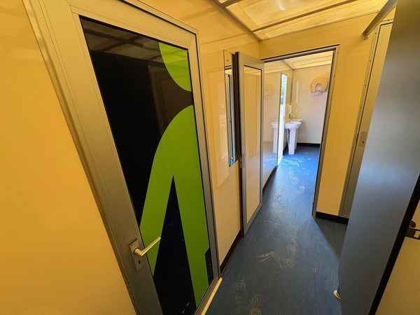 Selling 4+2 Luxury Toilet Trailer