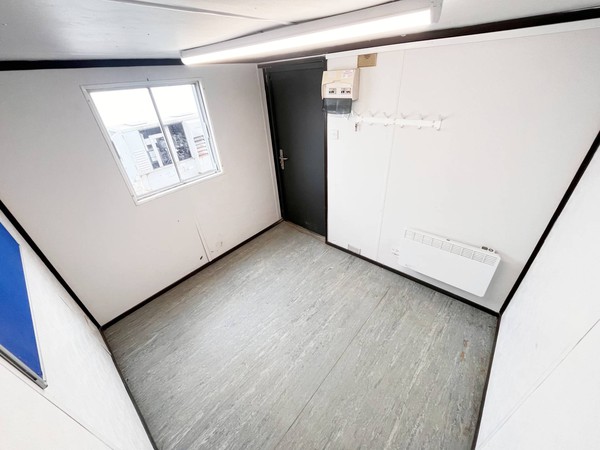 Second hand site office / tool store