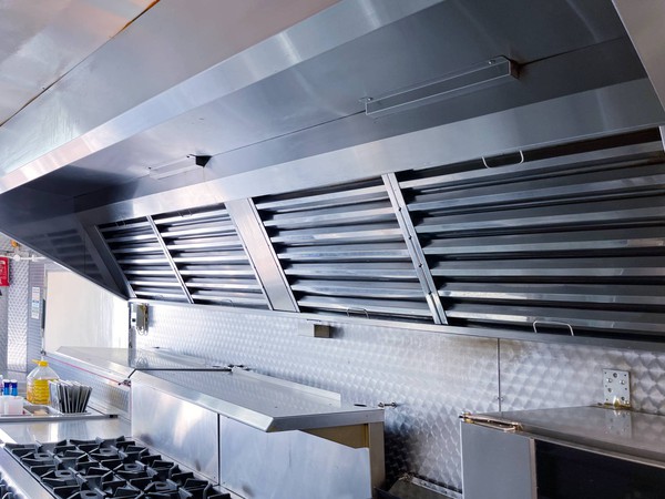 Catering truck with ventilation / extraction canopy