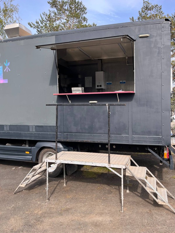 Location catering truck with hatch