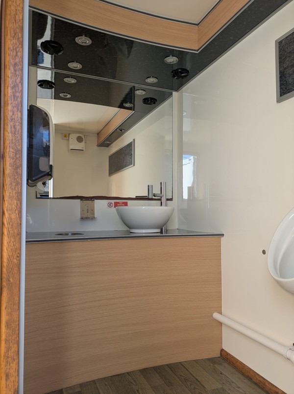 Secondhand Used 3+1 And Disabled Toilet Trailer