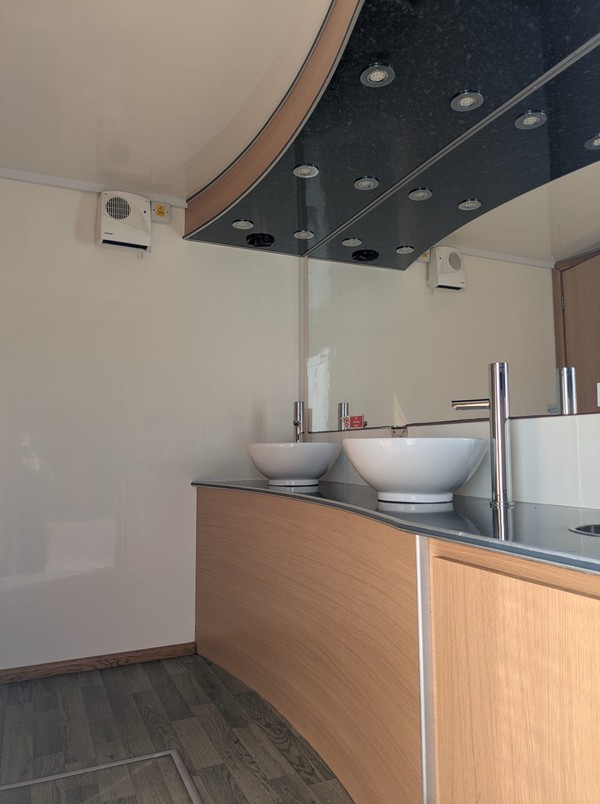 Used 3+1 And Disabled Toilet Trailer