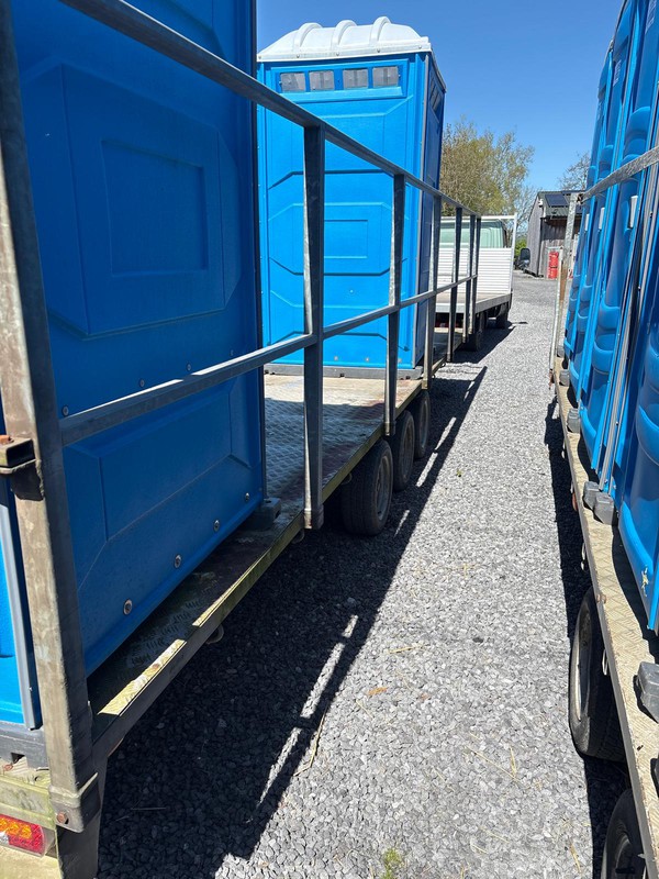 Single toilet transport trailer