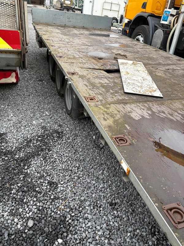 Tri axel Ifor Williams flatbed trailer