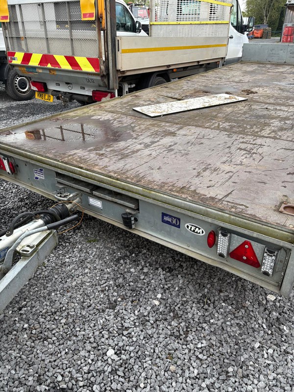 Tri axel Ifor Williams flatbed trailer with ramps