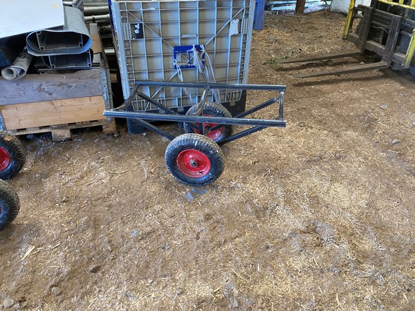 Trolley for rolls of carpets
