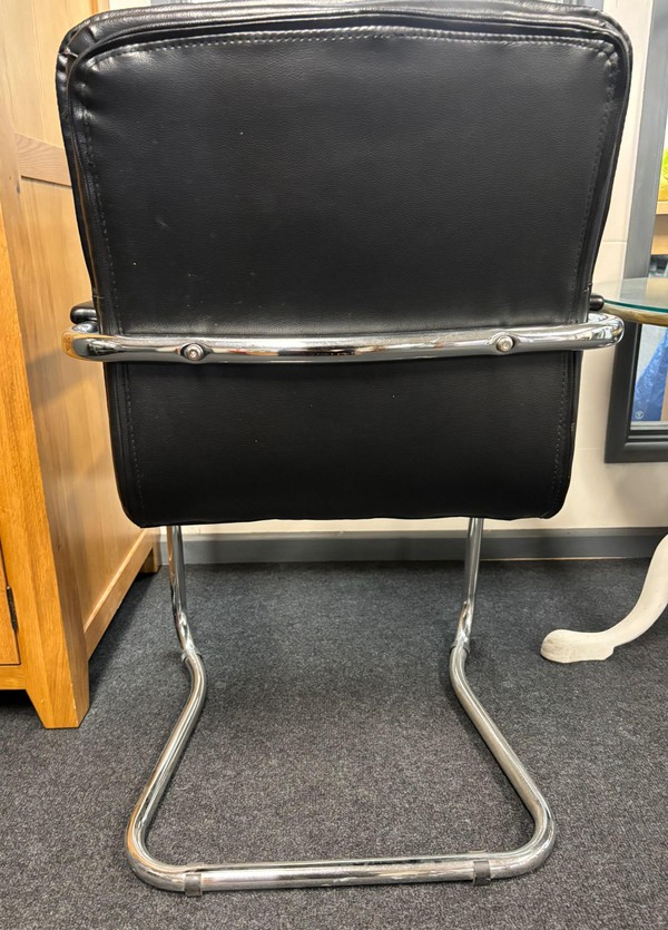 38x Black Leather Reception Chairs 38x Black Leather Reception Chairs