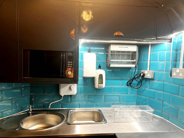 Horse box with Stainless steel double sink Horse box with Stainless steel double sink