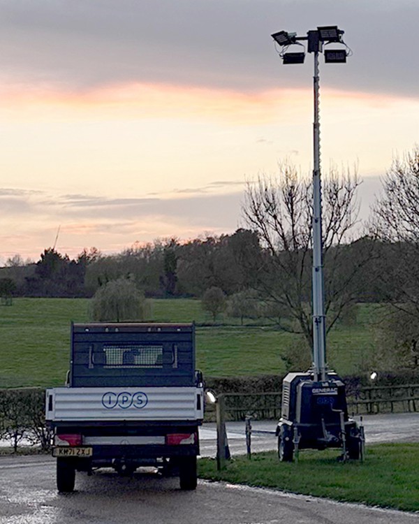 Mobile lighting tower with generator