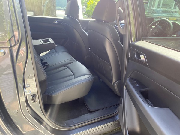 4 seat luxury pickup / 4 x 4