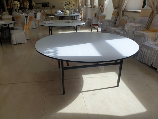 Round banqueting table with folding legs