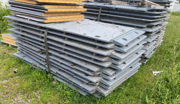 Secondhand 90x 1m x 1m Trackway Panels