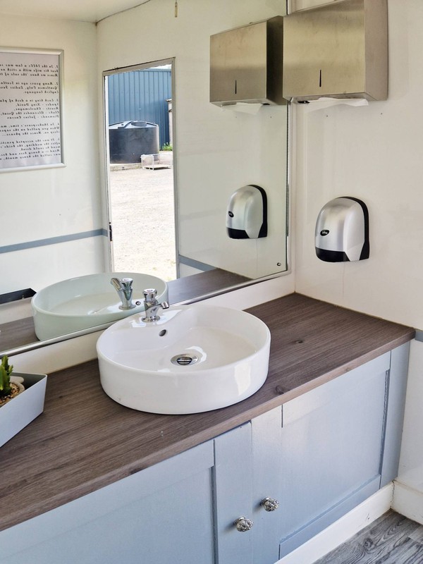 Secondhand 1+1 toilet trailer for sale Secondhand 1+1 toilet trailer for sale