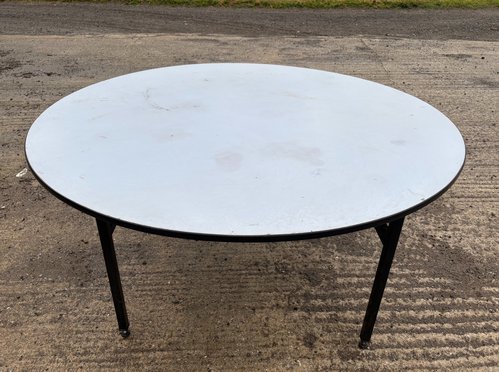 7x 5' Beige Round Banquet Tables For Sale