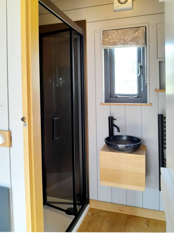 Shepherd's hut with shower Shepherd's hut with shower