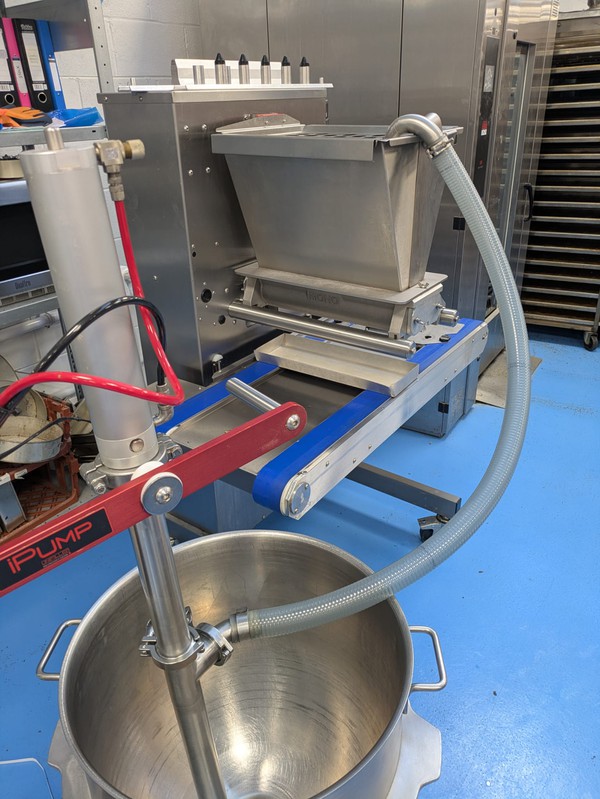 Batter pump for bakers