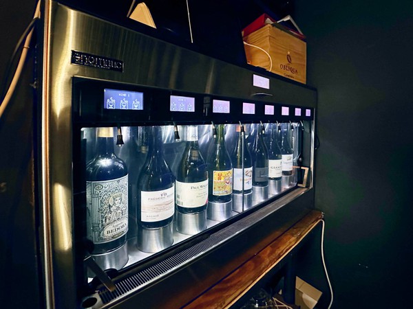 8 Bottle wine dispenser