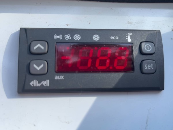 Fridge container temperature control