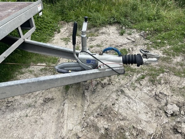 Bateson toilet trailer hitch