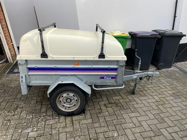 Camping trailer with roof rack