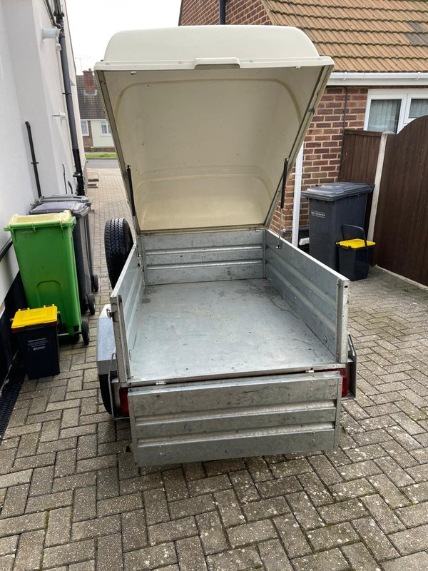 Un braked trailer 750kg with lid / box