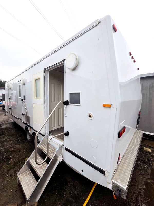 Dressing room trailer steps