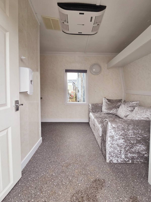 Dressing room with toilet and air-conditioning