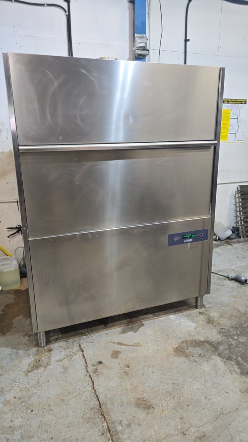 Maidaid UT132-E is a high-capacity, double-skinned commercial pot and utensil washer