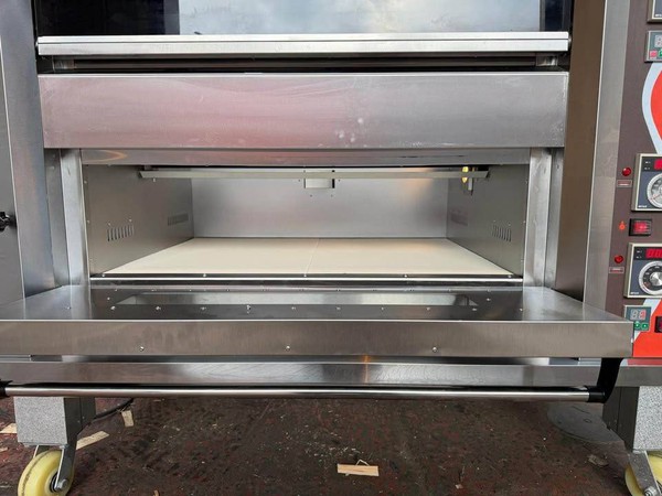 Twin deck electric pizza oven Twin deck electric pizza oven