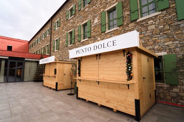 Wooden folding chalet
